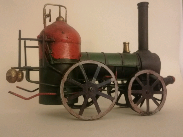 Retro Train Engine Steam Figurine Vintage Classic Locomotive Model. 
