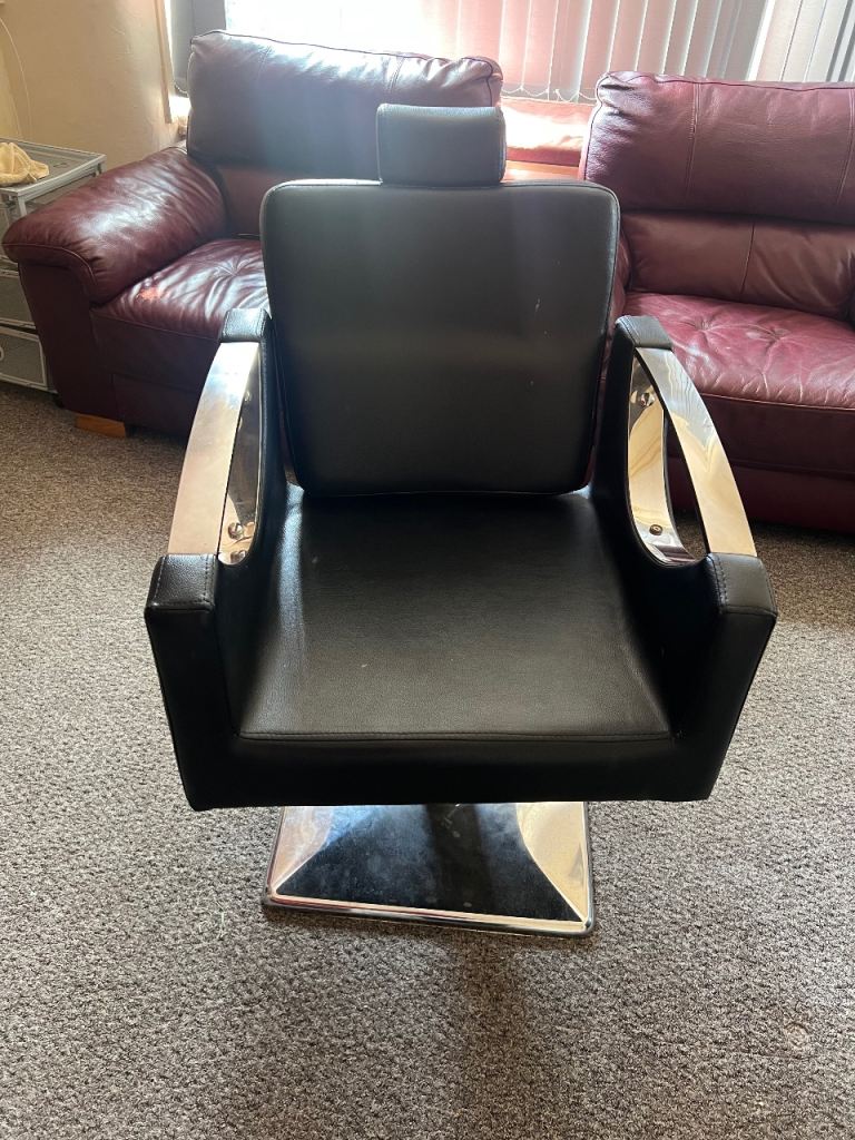Black Hairdressing/Barber Chair – Good Condition
