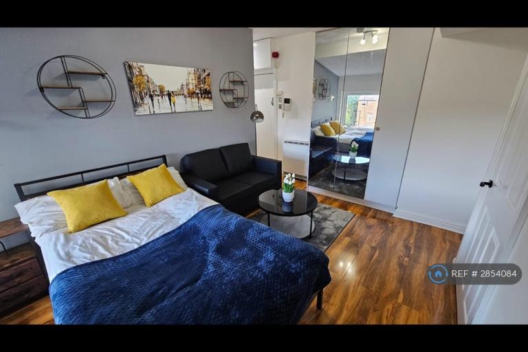 Studio flat in Birch Polygon, Manchester, M14 (#2854084)
