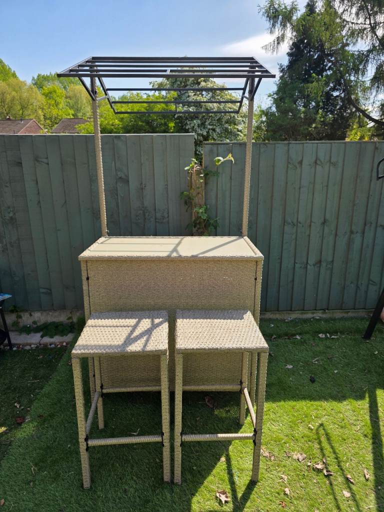 Tiki bar and stools 