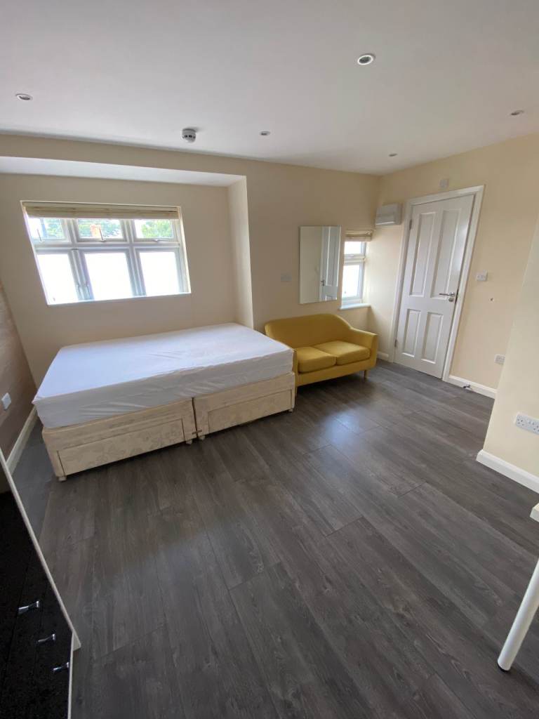 BEAUTIFUL LARGE ENSUITE DOUBLE ROOM FOR RENT IN HOUSNLOW WEST 