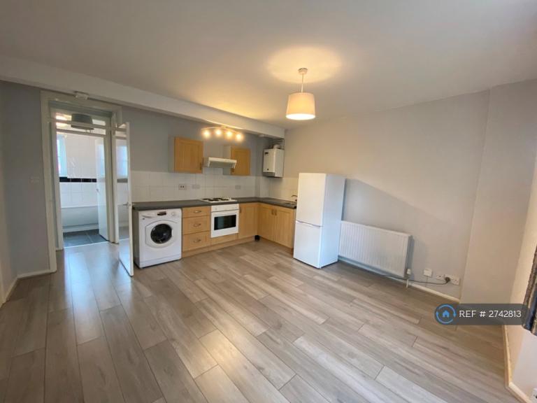 1 bedroom flat in Queens Avenue, Watford, WD18 (1 bed) (#2742813)