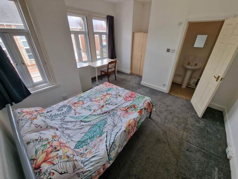 Very Large Ensuite double room to let in Boscombe area near high street