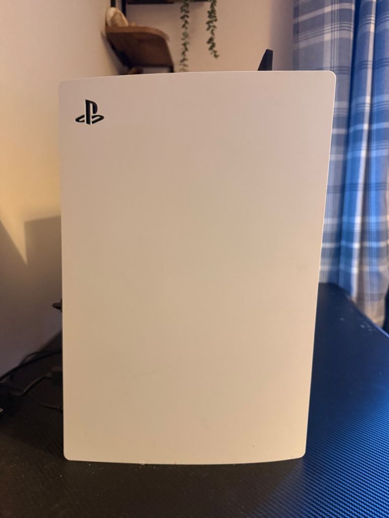 Sony ps5 825gb used but in good condition 