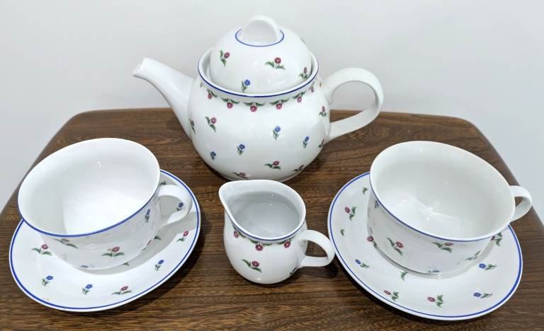 VINTAGE WAWEL PORCELAIN TEA SET FLORAL DESIGN 2 CUPS 2 SAUCERS TEAPOT MILK JUG