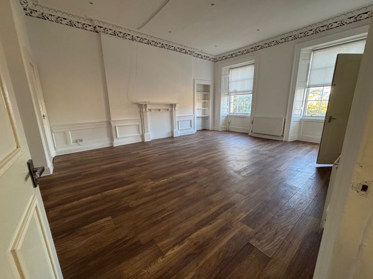 LARGE UNFURNISHED 2 bed FLAT AVAILABLE IN LEITH EH6 TO MOVE IN STRAIGHT AWAY £1800
