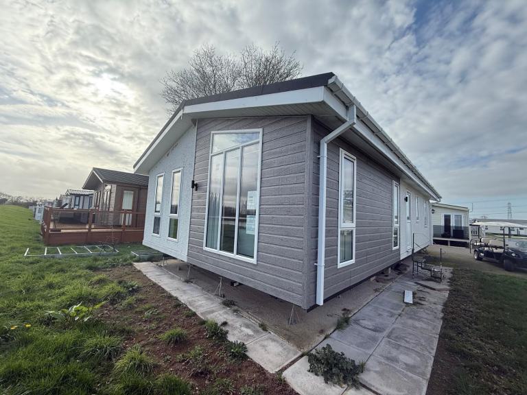 Static caravan / twin unit lodge Willerby Kingswood for sale Manor House Park   