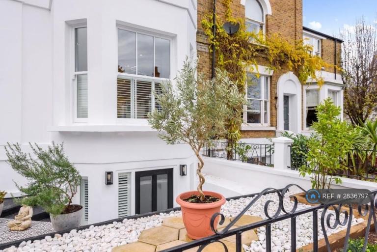 1 bedroom flat in Alma Road, Windsor, SL4 (1 bed) (#2836797)