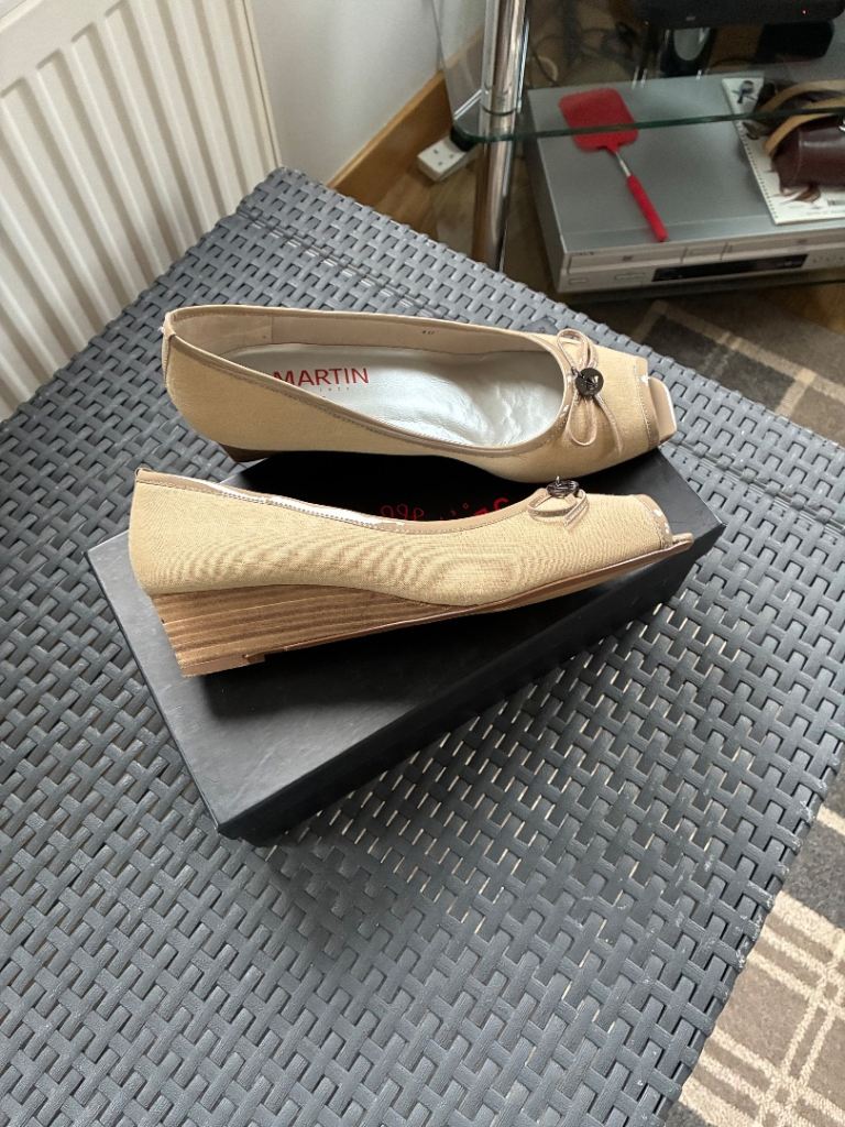 Ladies peep toe wedge sandal, 