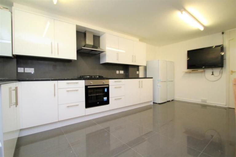 🏡 Stunning 5 Bedroom Property Available ✨