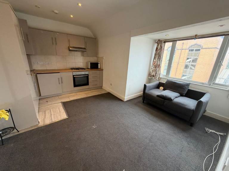 2 Bed above shop flat available to rent in Harrow - Station Road
