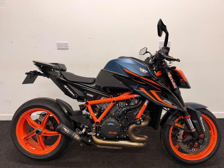 KTM 1290 DUPERDUKE R ** QUICKSHIFT + - 12 MONTH MOT - WARRANTY **