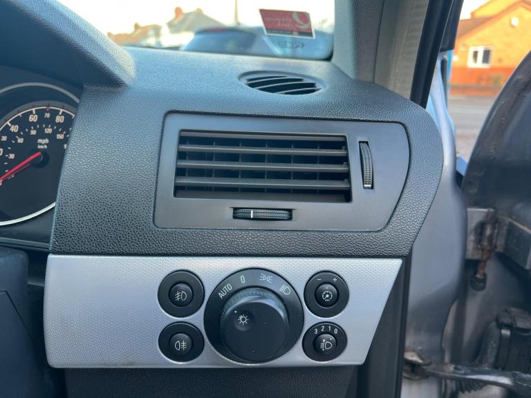 2006 Vauxhall Astra 1.8i 16V Design 5dr Auto HATCHBACK PETROL Automatic