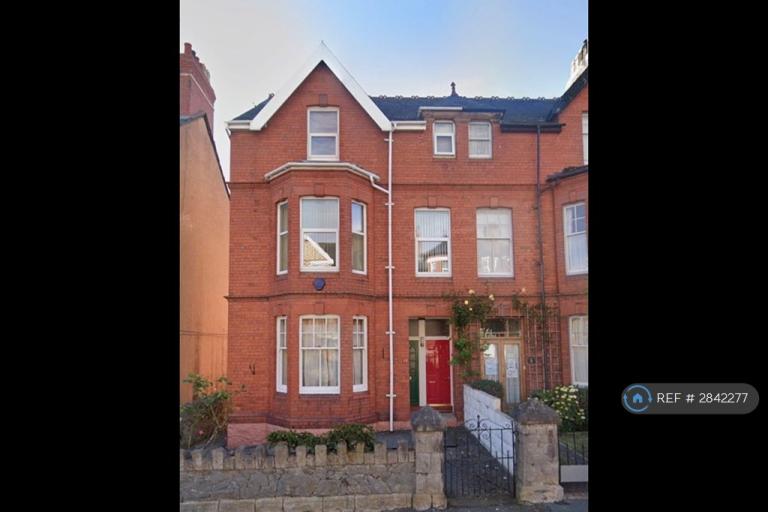 2 bedroom flat in Hawarden Road, Colwyn Bay, LL29 (2 bed) (#2842277)