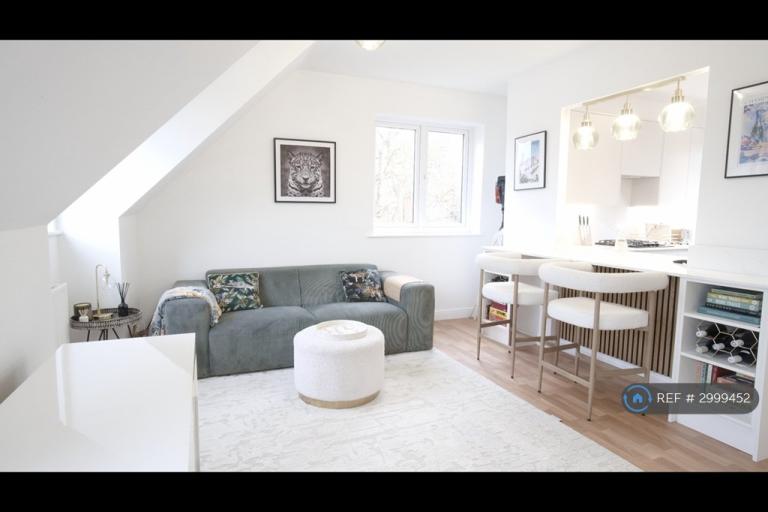 1 bedroom flat in Station Road, Wokingham, RG40 (1 bed) (#2999452)