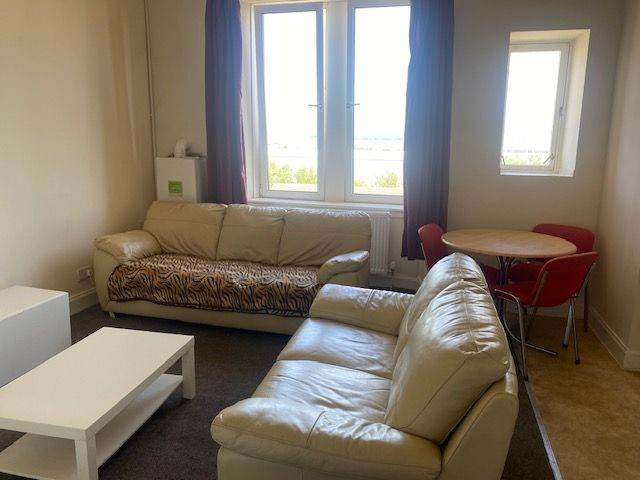 Affordable, spacious flat with river views in Port Glasgow
