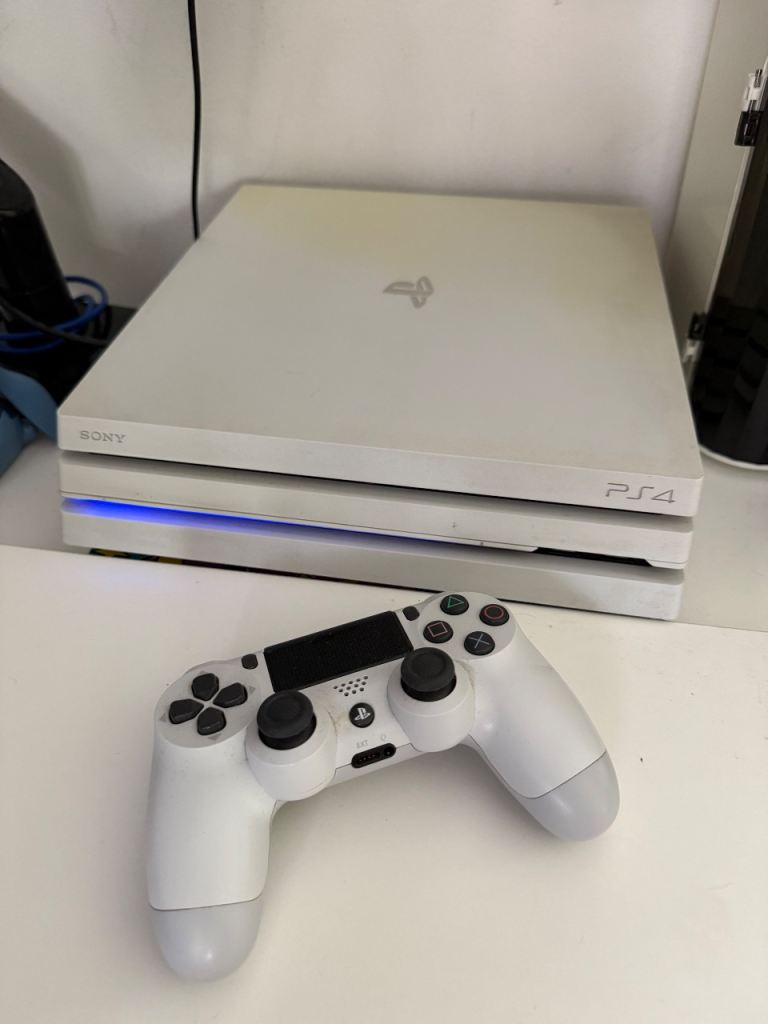 PlayStation 4 (White) with Controller – Used, Working Condition
