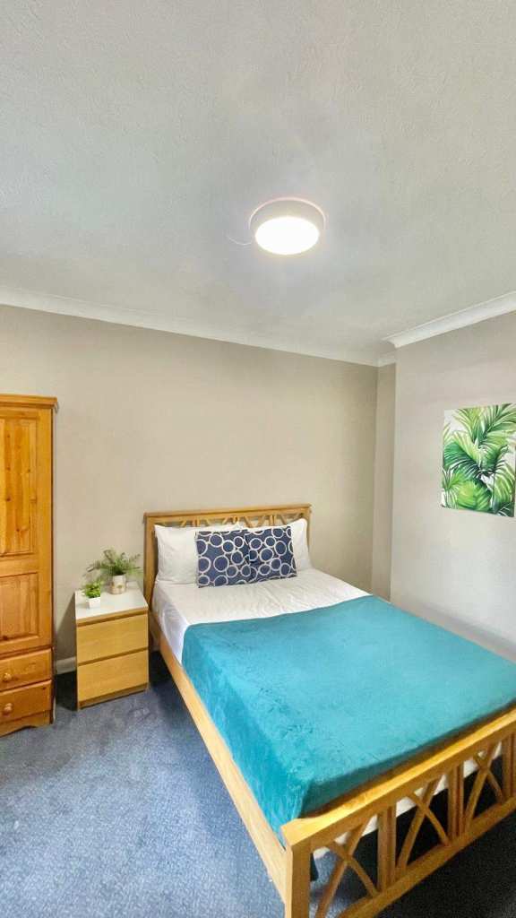Spacious Dbl room, by bus stops and shops