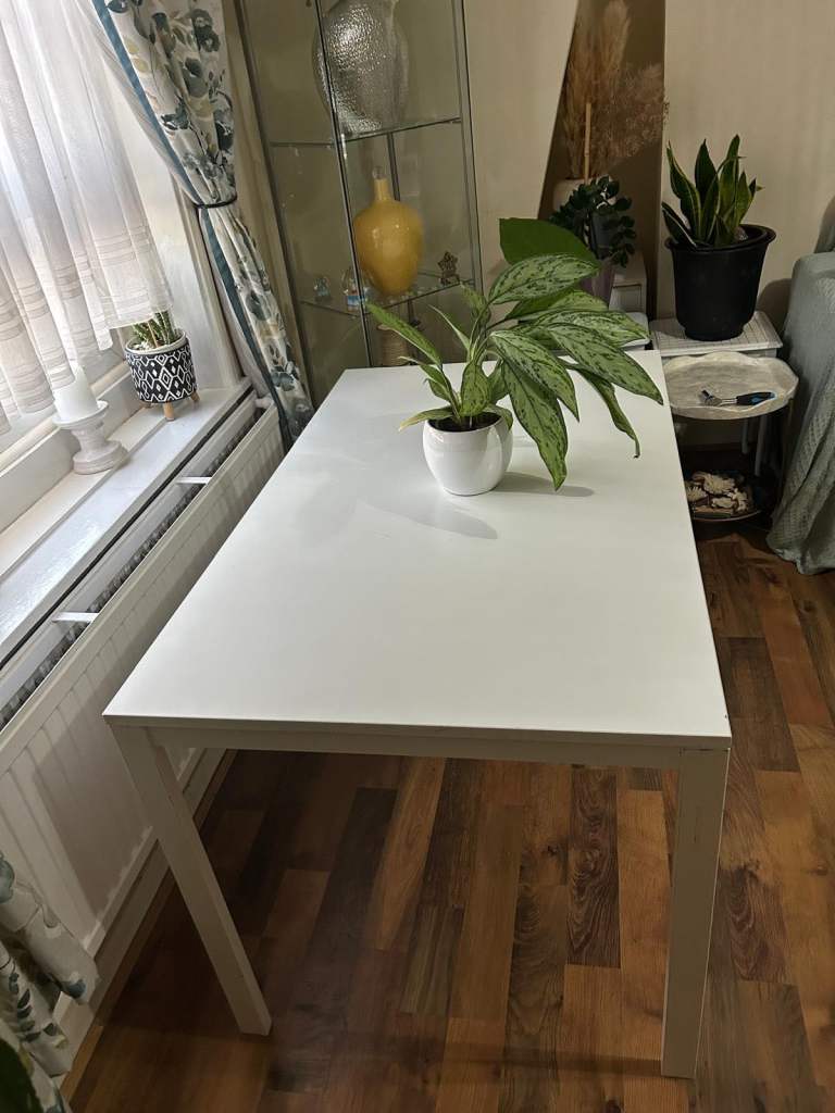 Free delivery of white dining table for sale 