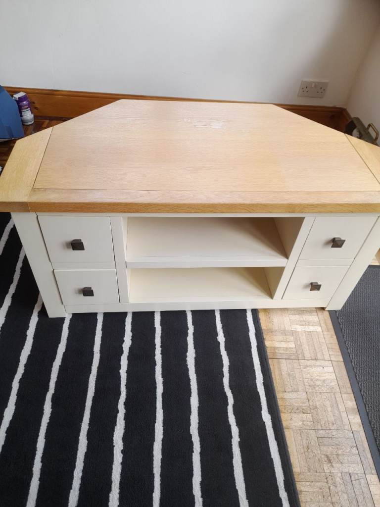 CREAM AND OAK CORNER TV STAND