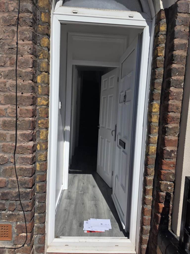 To Let – Recently Refurbished 3-Bedrooms, 2 Reception Rooms Ideal for Families & Professionals
