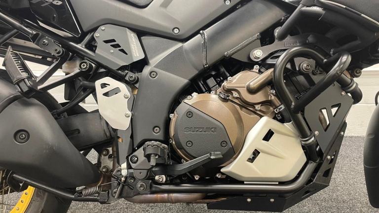 SUZUKI DL1050 TOUR ** FULL LUGGAGE - ENGINE BARS - 12 MONTHS MOT **