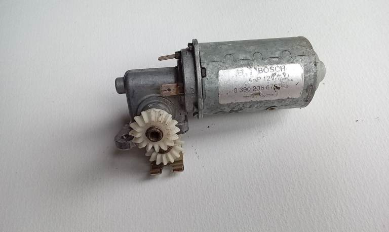 Porsche 911 i.b . 928  944  seat motors , runners, some  cables etc 