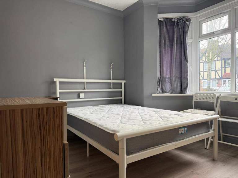 Self-contained studio flat in Heathside – DSS Considered