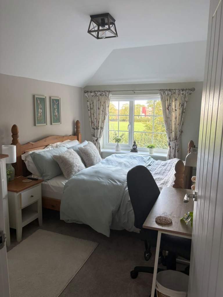King-Size Double Room with En-Suite close to MPH