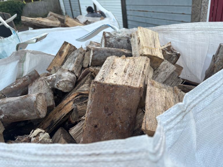 Hardwood fully seasoned logs 