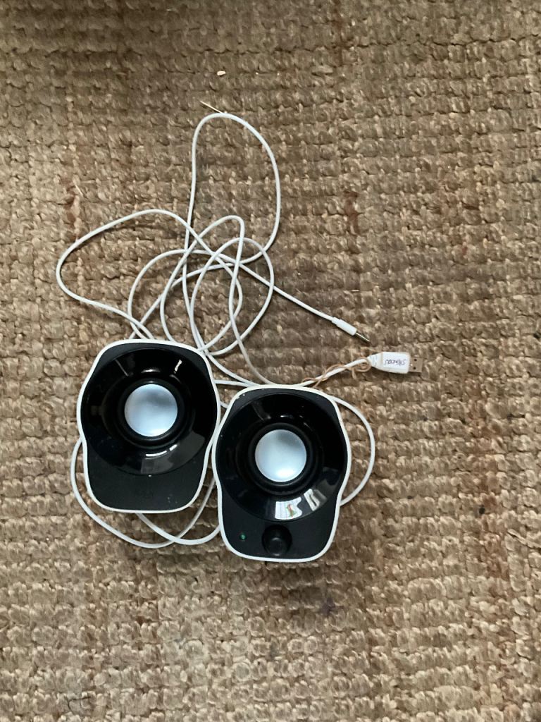 White USB Powered PC Speakers – Good Condition