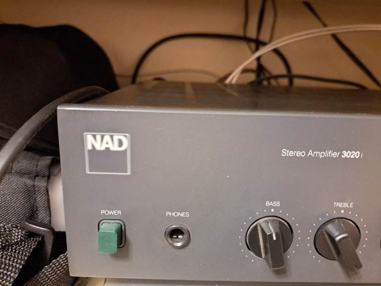 stereo amp NAD 3020