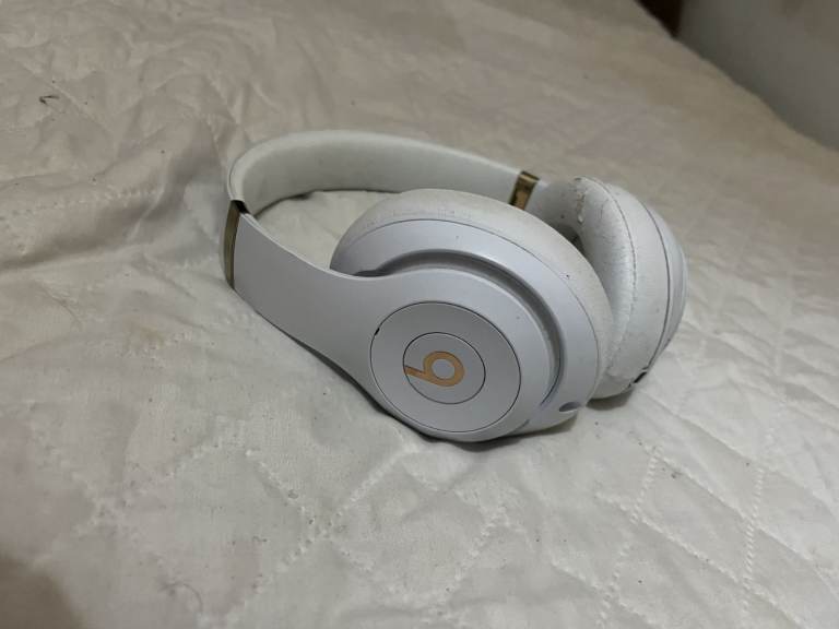 Beats Studio 3 wireless noise cancelling headphones 5 year warranty 