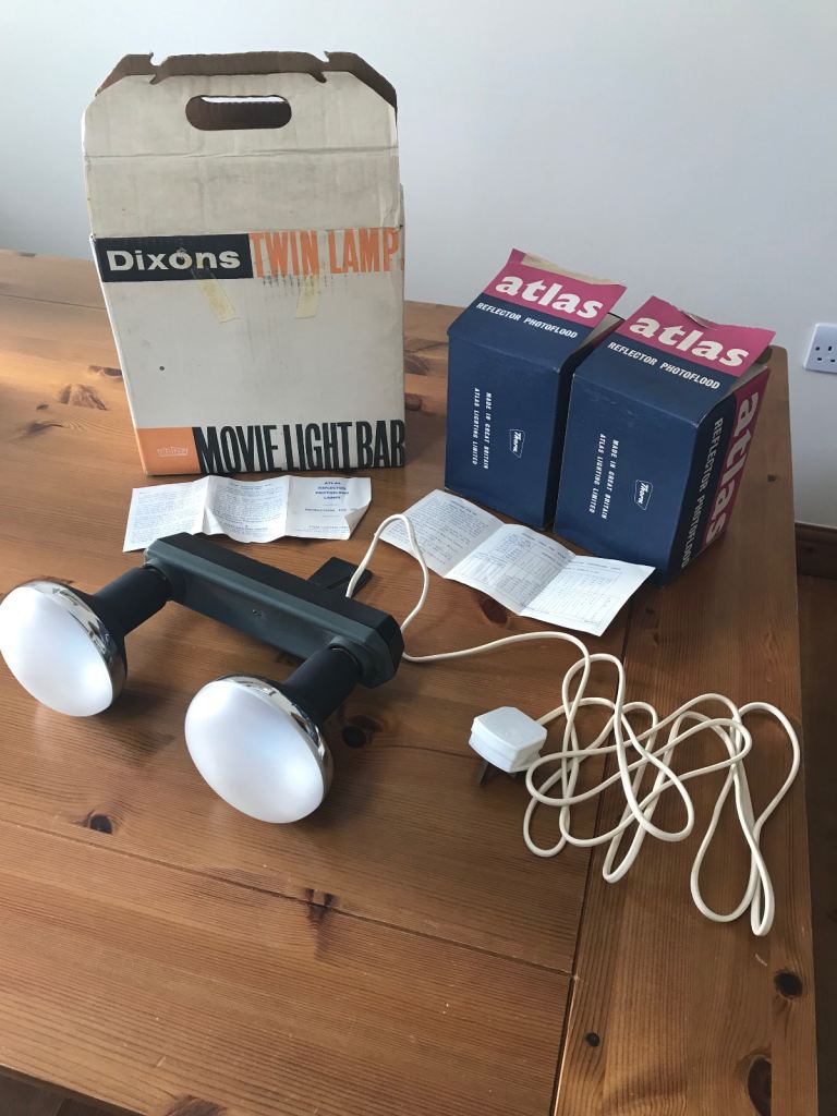 VINTAGE DIXONS MOVIE LIGHT BAR C/w 2 x THORN ATLAS REFLECTOR PHOTOFLOOD LAMPS
