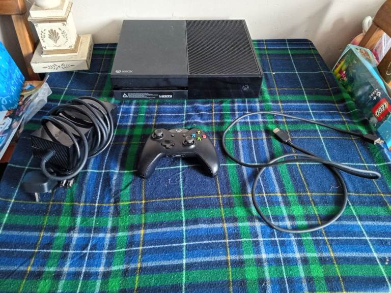 Xbox one with one pad power cable and hdmi
