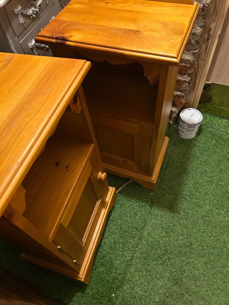 Bedside cabinets 
