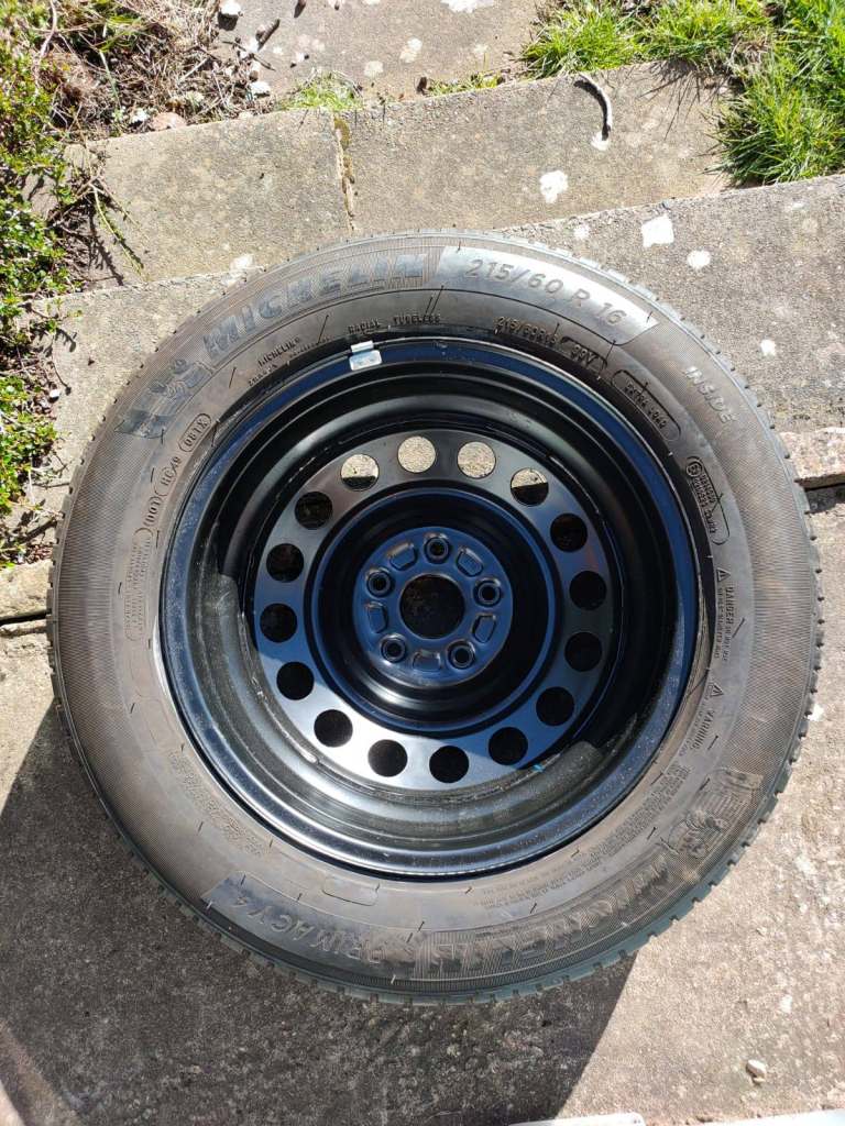 1 Wheel Michelin + 1 Hankook tyre 215 x 60 x 16