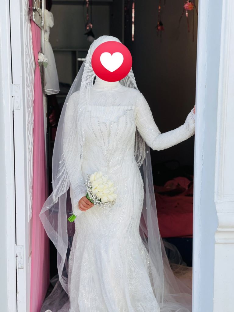 Wedding dress only worn for 2 hours 