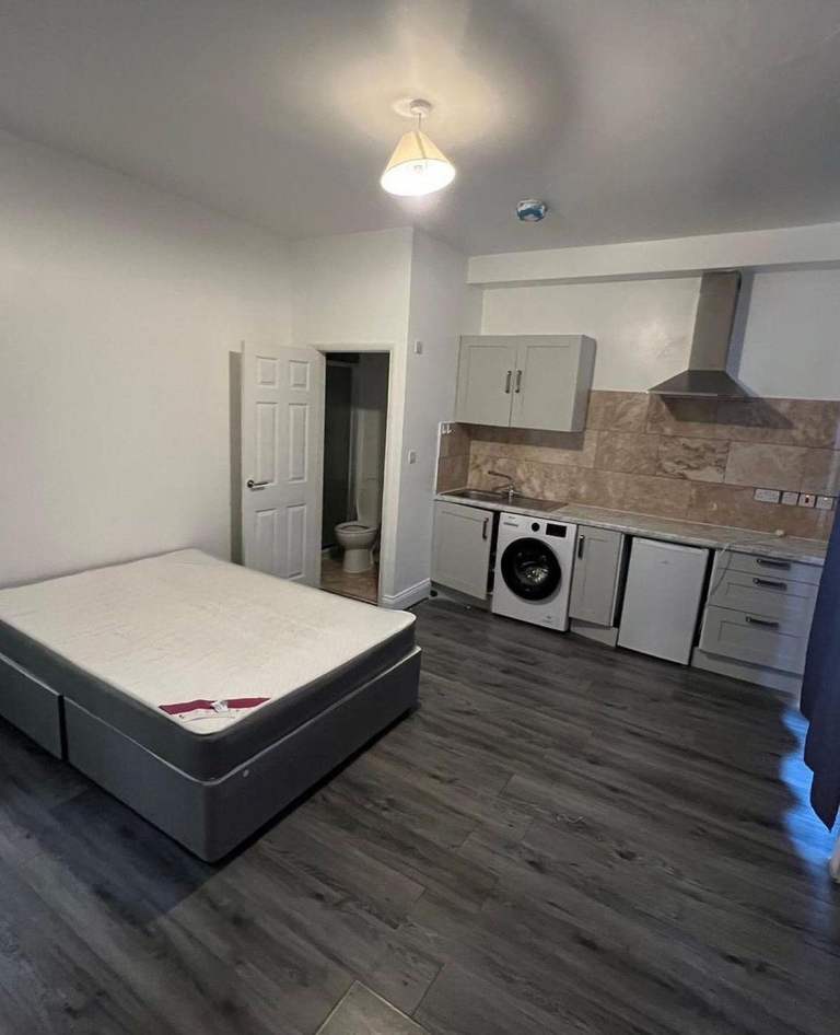 Studio Flat in Bruce Grove, (N17)