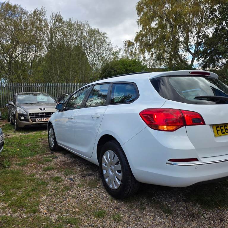 VAUXHALL ASTRA J ESTATE EXCLUSIV FACELIFT MODEL 1.7 DIESEL 110 BHP YEAR 2013 £20 ROAD TAX HPI CLEAR!