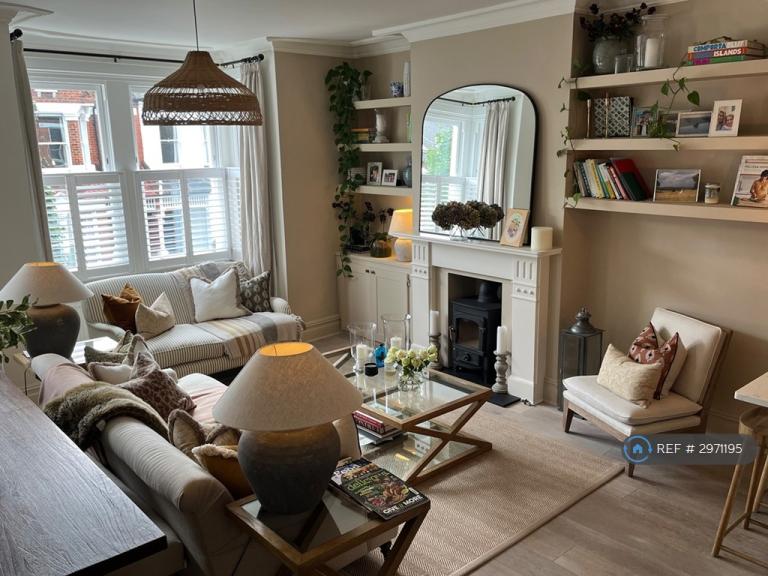 2 bedroom flat in Killyon Road, London, SW8 (2 bed) (#2971195)