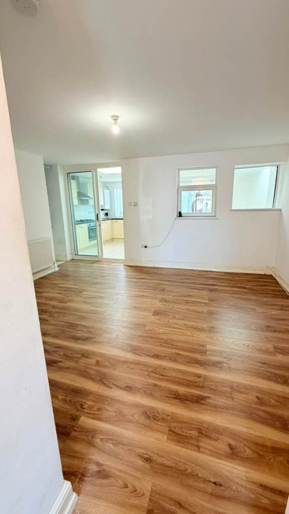 Discover modern living at its finest in this 2-bedroom G/F Flat on Campden Crescent, Dagenham.