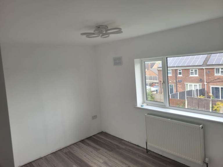 Double room available up for rent in a clean house