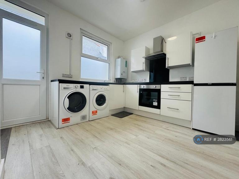 1 bedroom in Priory Crescent, Southend-On-Sea, SS2 (#2823561)