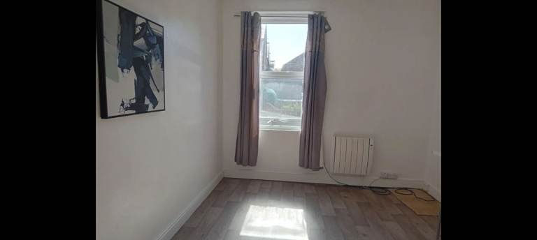 First floor self-contained flat. Water rates included. SCARBOROUGH. 