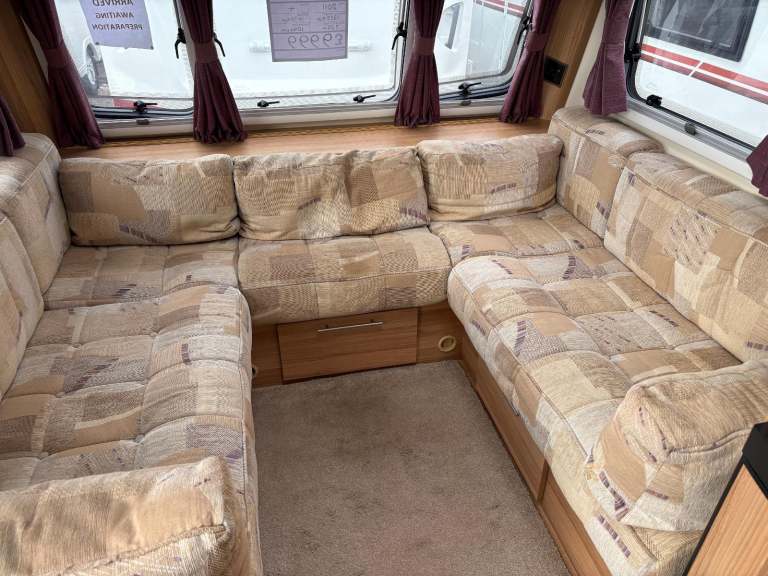 BAILEY PEGASUS VERONA - FIXED BED CARAVAN WITH END WASHROOM AND MOTORMOVER