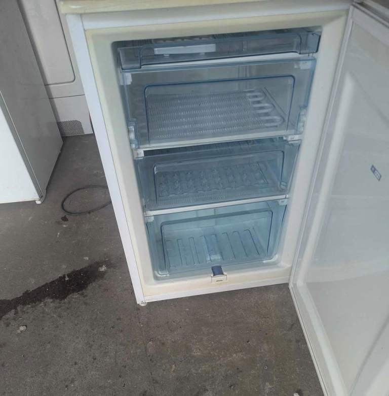 Under counter freezer in excellent working condition. Free delivery available 99£