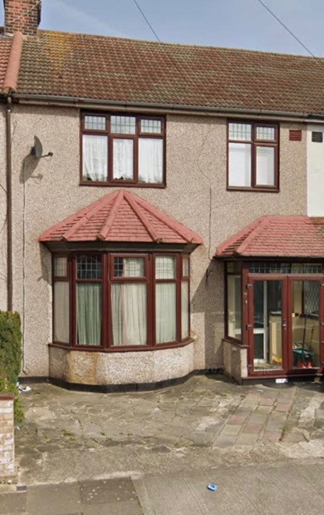 SPACIOUS 3-BEDROOM TERRACED HOUSE WITH DRIVEWAY TO RENT – BARKING
