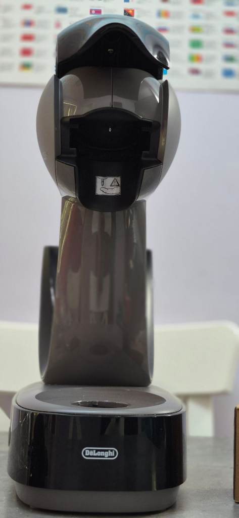 Dolce Gusto De'Longhi Infinissima Coffee Machine + reusable cups & extras