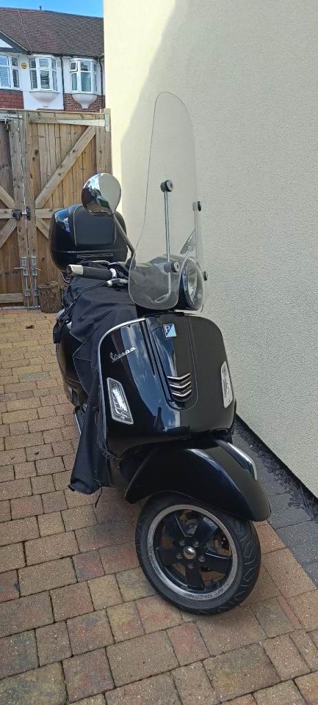Piaggio Vespa 300 GTS (2017). One owner. Good conditions